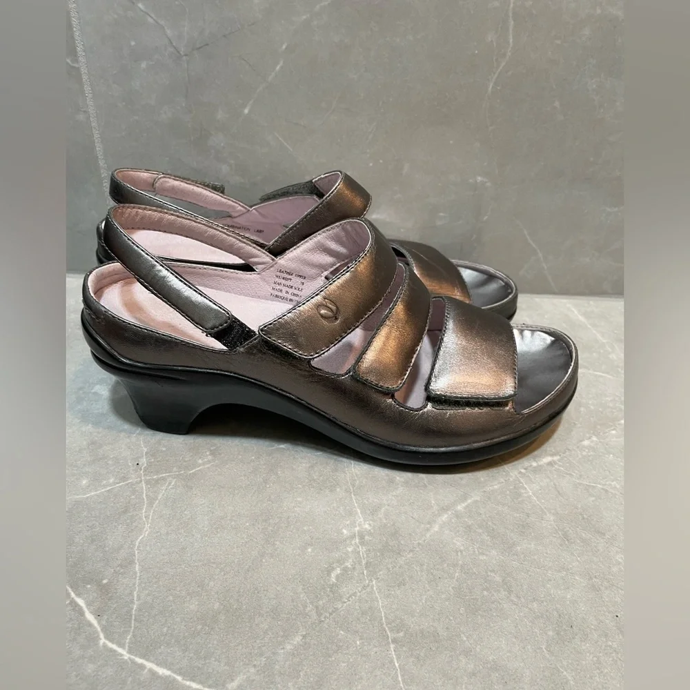 Aravon Women’s Metallic Avant Garde Triple-Strap Comfy Casual Sandals Size 7